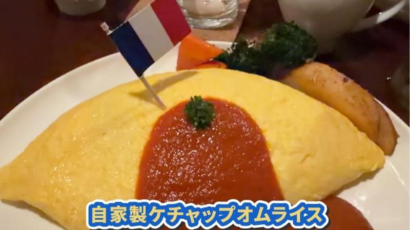 テーブルに並んだ「自家製ケチャップオムライス」