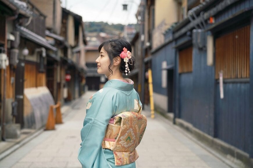 着物を着る女性のイメージ