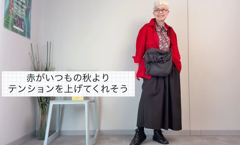 ボウタイブラウスを重ねてブラックでまとめた着こなし