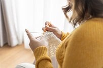 妊娠中「生まれてくる子のため」に手編みした帽子　実際にかぶった姿が「悟りを開きすぎている」と話題に