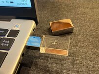 USBメモリの「上下」がわかるように名入れ　「地味だけど助かる工夫」が爆誕