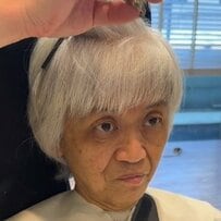 「動きがある感じに」ロンドンから来店した女性→プロの“似合わせカット”でかっこいい「ミセスショート」に！仕上がりに満足の表情