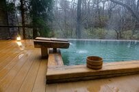 【75歳以上・後期高齢者の節税】温泉療養の医療費控除とは？「温泉旅行」との違い＆湯治のしくみと「対象になる3つの要件」