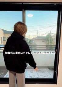 「アイデアが天才すぎる！」娘さんの部屋にある〈大窓〉に...→プラダンボール製のおしゃれな〈蛇腹式二重窓〉をDIY！寒さ対策もできる