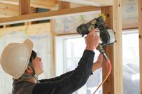 こんなところに『VIVANT』の文字が？ 中古住宅で見つけた木製の造作にドラマファンから反響続々