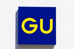 500mlペットボトルも入る！GUの“ミニボストンバッグ”が便利すぎる！肩掛けしやすい工夫付き
