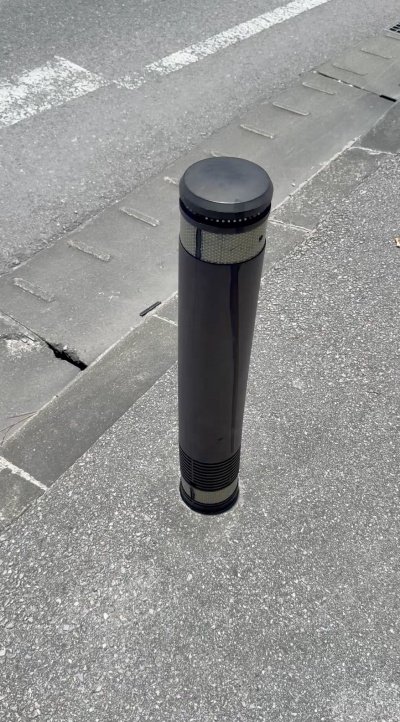 路面に立つポールを見ると…