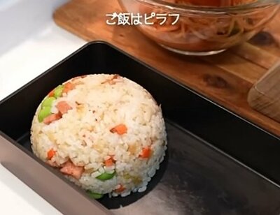 ピラフを盛り付けます