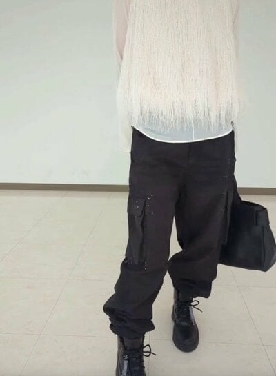 ボリュームのあるパンツを合わせた後ろ姿