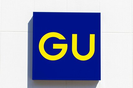 「二の腕をしっかりカバー」閲覧数108万回超！GU〈990円ボートネックTシャツ〉が美シルエットでコスパ最高。「色違いで3着」「スッキリ見せ」と高評価の声多数！