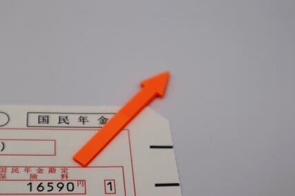 【2026年度】国民年金保険料は「月1万7920円」へ引き上げ！一方で、「老齢年金」も4年度連続で増額が決定！ひと月いくら増える？