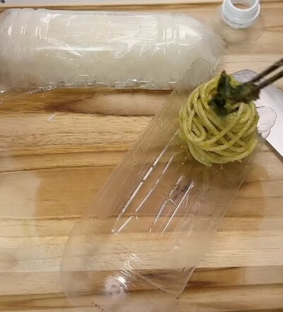 ペットボトルをお弁当容器に！？母が反抗期の娘に作る愛情たっぷりの【おふざけ弁当】予想外のユニークなアイデアにコメント欄には「天才！」の声