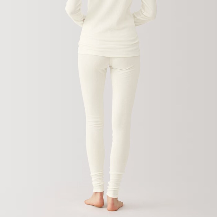 身体を締めつけないゆるいテーパードのシルエット