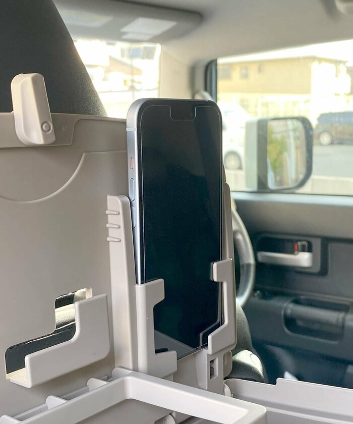 スマートフォンを縦置き・横置きできるスタンドが2か所に付いています