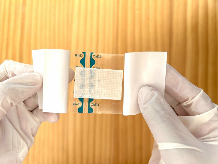 剥離紙を完全に剥がしきらないように注意！