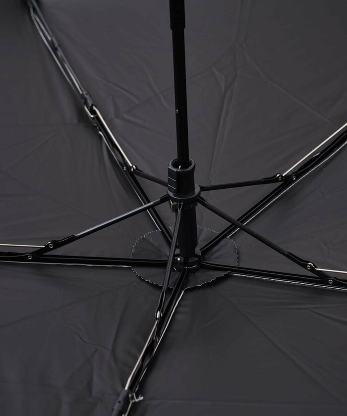 傘骨には軽くて折れにくい「グラスファイバー」