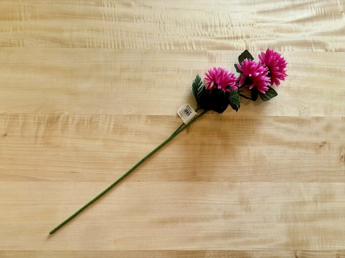 セリアでゲット。110円（税込）の造花「ボールマム3輪」