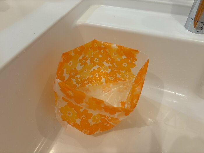 実際にシンクに置いてみると、しっかりと自立しました