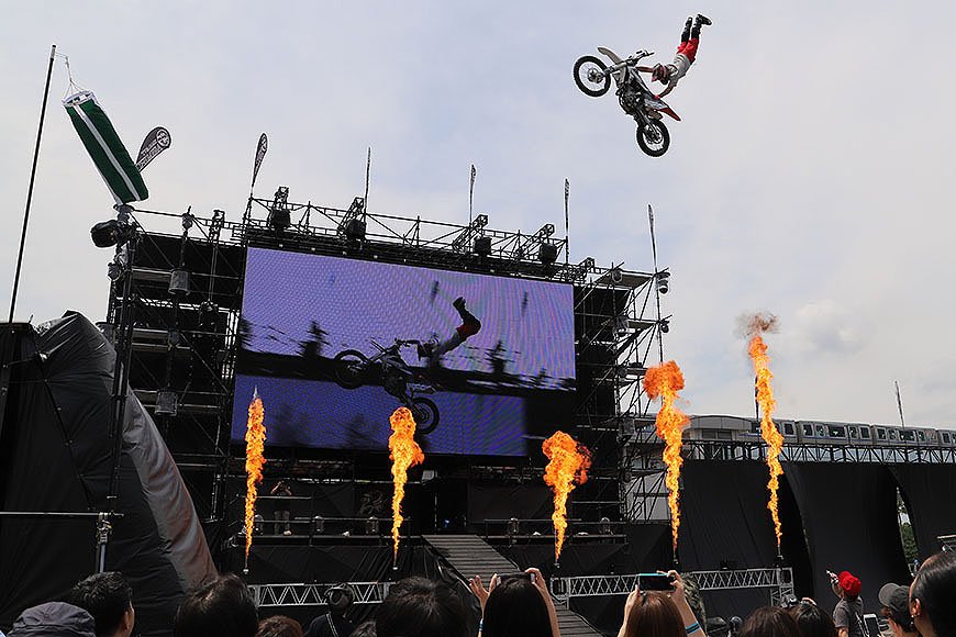 「FMX」は大迫力でナイトセッションもあった