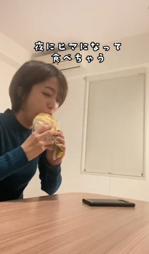 出所：@superhotel_official「スーパーホテルがお届けするホテルあるある夜ver. なんかヒマでつい」