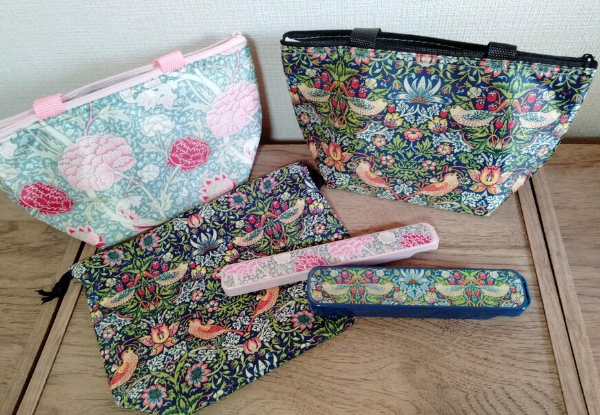 筆者撮影（セリア、保温冷舟形ランチトートバッグ ウィリアムモリス柄・ランチバッグ ウィリアムモリス柄・スプーン＆フォークセット ウィリアムモリス柄・はし＆はしケースセット 18cm ウィリアムモリス柄）