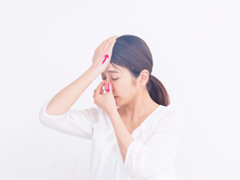 ※眼球には触れないように注意して行いましょう。（撮影：片桐圭／モデル：伊藤みく）