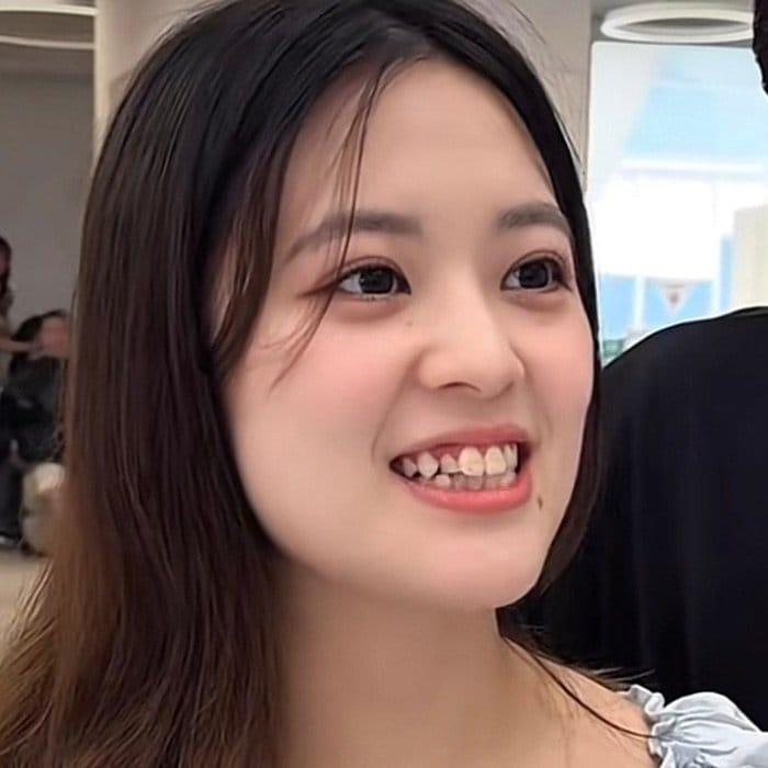 「彼氏に内緒で前髪を切りたい」女性がカットと初めての縮毛矯正に挑戦　広がるクセを抑えたツヤツヤ髪の2Wayバングに