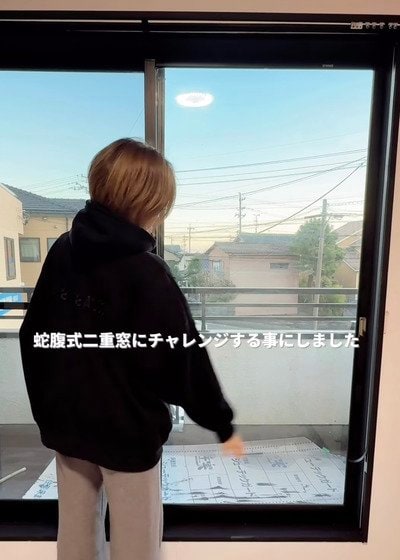 「アイデアが天才すぎる！」娘さんの部屋にある〈大窓〉に...→プラダンボール製のおしゃれな〈蛇腹式二重窓〉をDIY！寒さ対策もできる