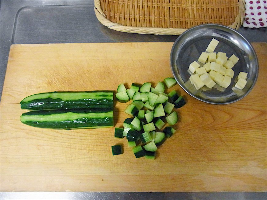 きゅうりとチーズをサイの目に切る