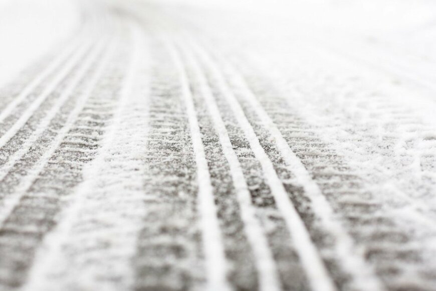国土交通省が行ったインパクト抜群の「道路凍結走行の注意喚起」に衝撃走る