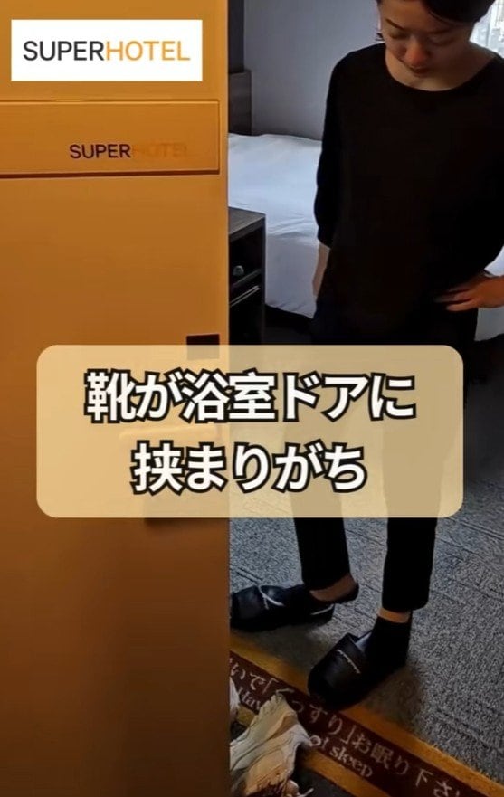 靴が浴室のドアに挟まりがち!