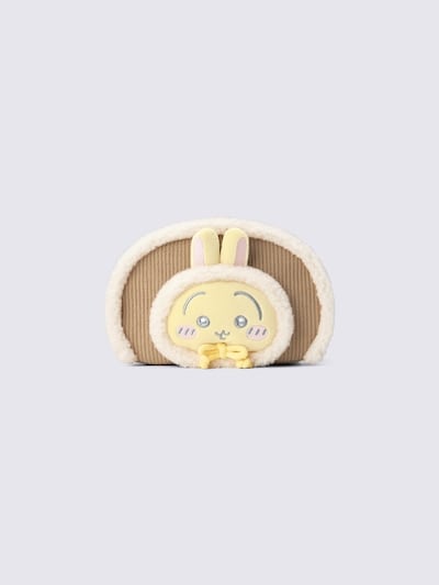 ベージュのポーチにうさぎのアップリケ