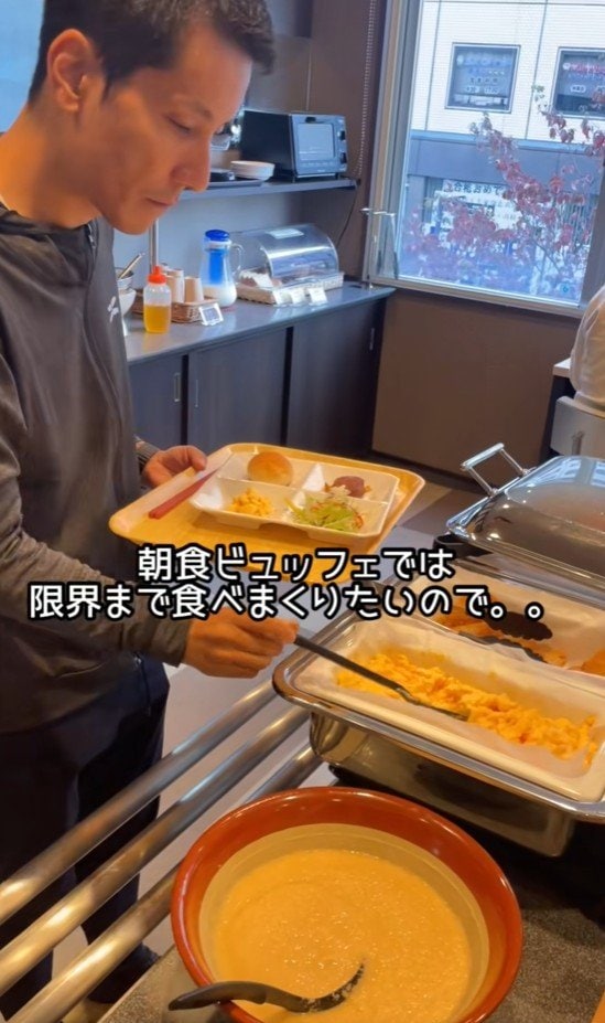 朝食ビュッフェをとる宿泊客