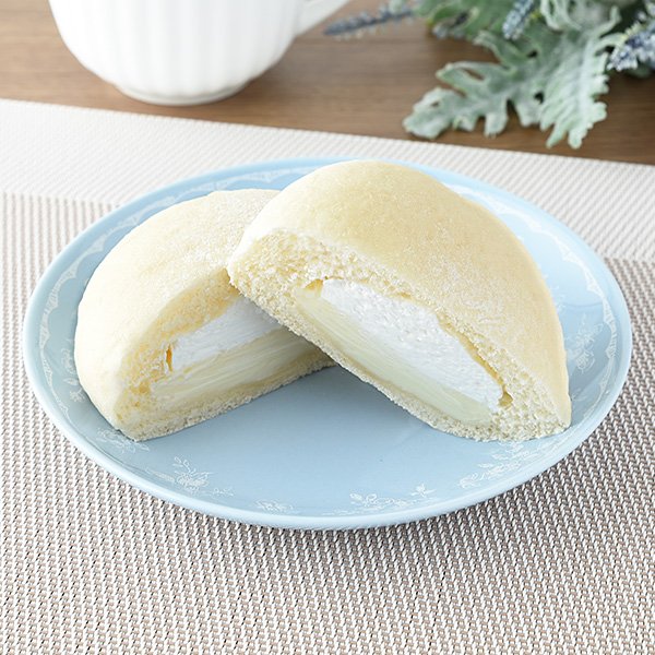 ファミリーマートの新商品:たっぷりレアチーズクリームパン