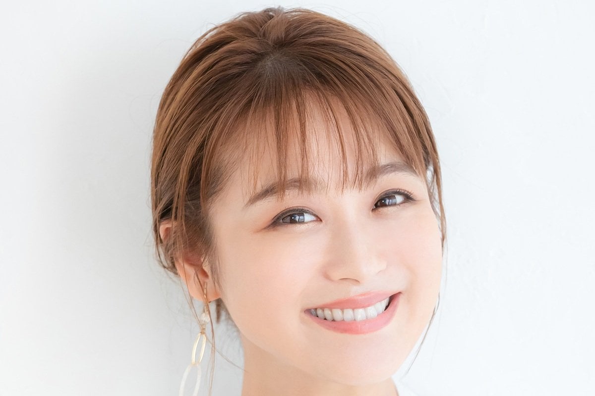 鈴木奈々の白キッチンと観葉植物の美学