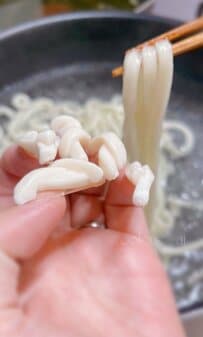 うどんを食べている途中に「手についたうどん」　想像もしなかった正体に「うどん好きにはたまらない」
