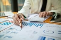 【国家公務員と地方公務員の給与】残業代などを除いた同じ基準だと、地方は月「37万2336円」。国家公務員との差は月4万2144円