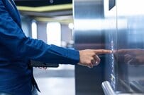 エレベーター内がまるで茶室に？　さりげなく飾られていた「あるもの」に大反響