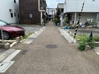 兵庫県姫路市の参道付近で「驚くほど短い橋」を発見　親柱や欄干も残る光景に注目が集まる