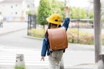 小学1年生が残した「Tシャツのシミ」にウルッとしてしまう　ママの愛を充電する姿に「頑張れ一年生」