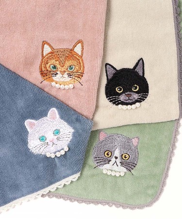 猫ちゃんに真珠！？おしゃれなブルーブルーエ〈猫ちゃん刺繍