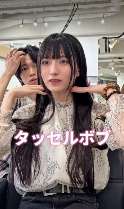 腰辺りまである超ロングヘアの女性