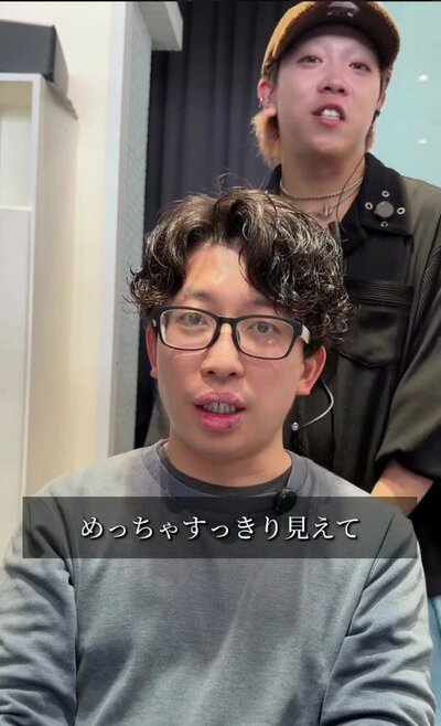 パーマでメガネに似合う長さに整えた、アフターのセンターパート