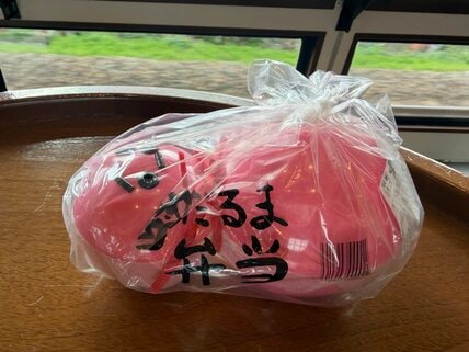 新潟県で購入した駅弁に思わず目を奪われる！表情を変えられる容器に「困り顔がかわいい」「懐かしいですね」