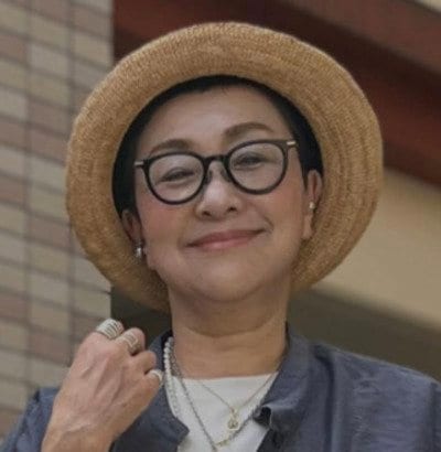 【64歳マダム】〈白ロングスカート×ブルーグレーシャツ〉の爽やかな大人カジュアルコーデを披露「お似合いで可愛い！」の声