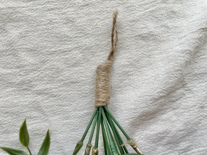 先端が輪になっているので、買ったらすぐに引っ掛けて飾れます