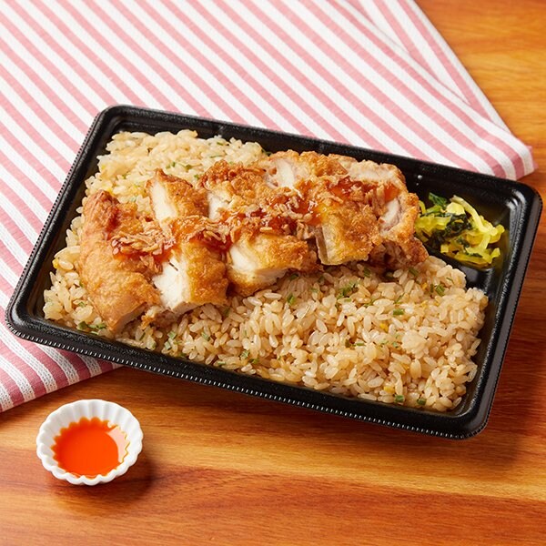 ファミリーマートの新商品:大盛炒飯!台湾風から揚げ弁当
