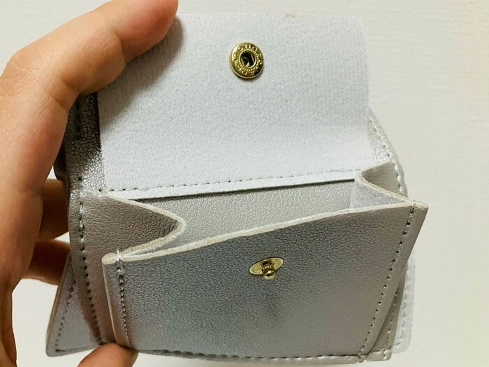 コイン収納ポケットの裏地は、フワフワしたフェルトのような生地