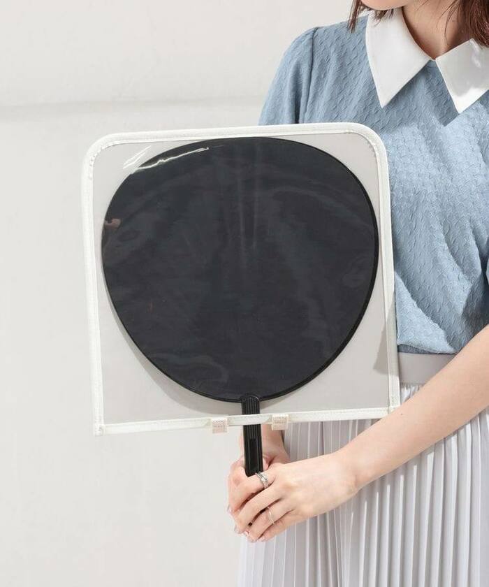 裏面には推しのお顔もはっきり見えるクリア素材を使用