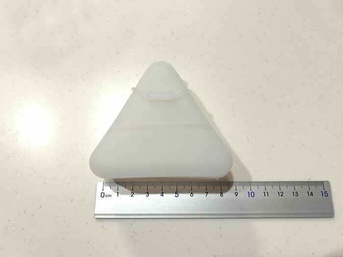 サイズは縦約8cm横約8.4cmです